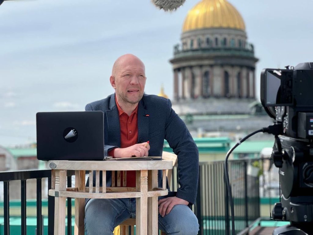 Анатолий Кузичев с ноутбуком за столом