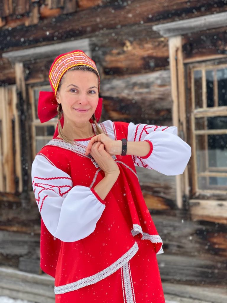 Екатерина Шугаева в русской народной одежде