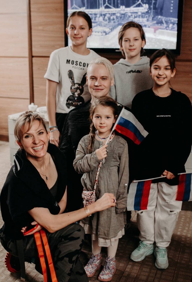Екатерина Шугаева с певцом Шаман и детьми