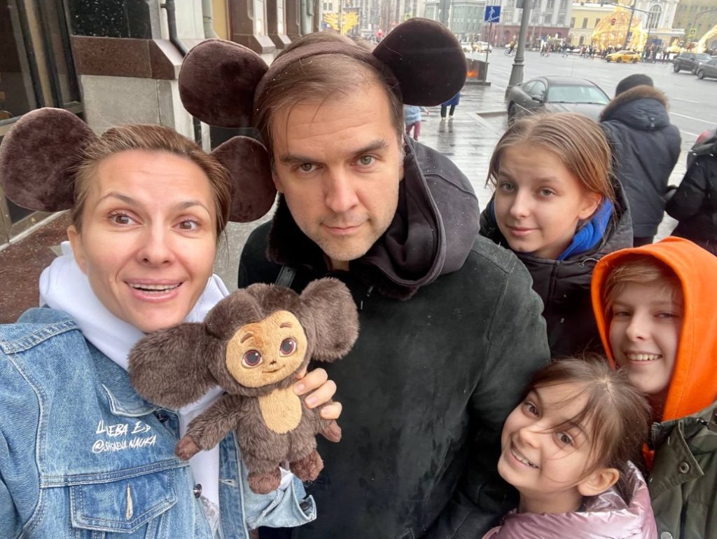 Екатерина Шугаева с мужем Сергеем Новиковым и детьми