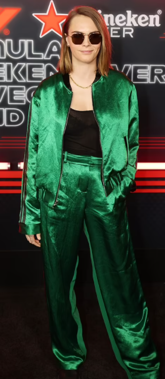 Кара Делевинь в зеленом костюме и черных  очках, вечеринка гонки "Формула-1" в Лас-Вегасе