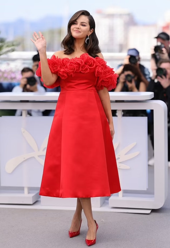 актриса и певица Селена Гомес на Каннском кинофестивале в 2024 году, в красном платье